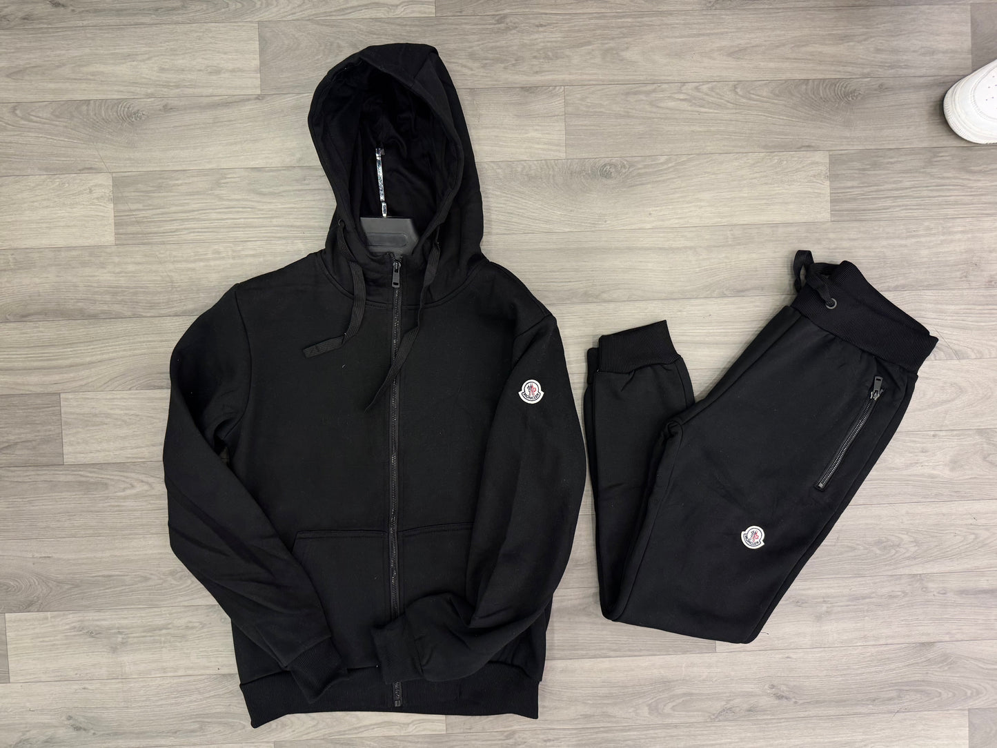 MONCLER V370 ΣΕΤ ΦΟΡΜΕΣ