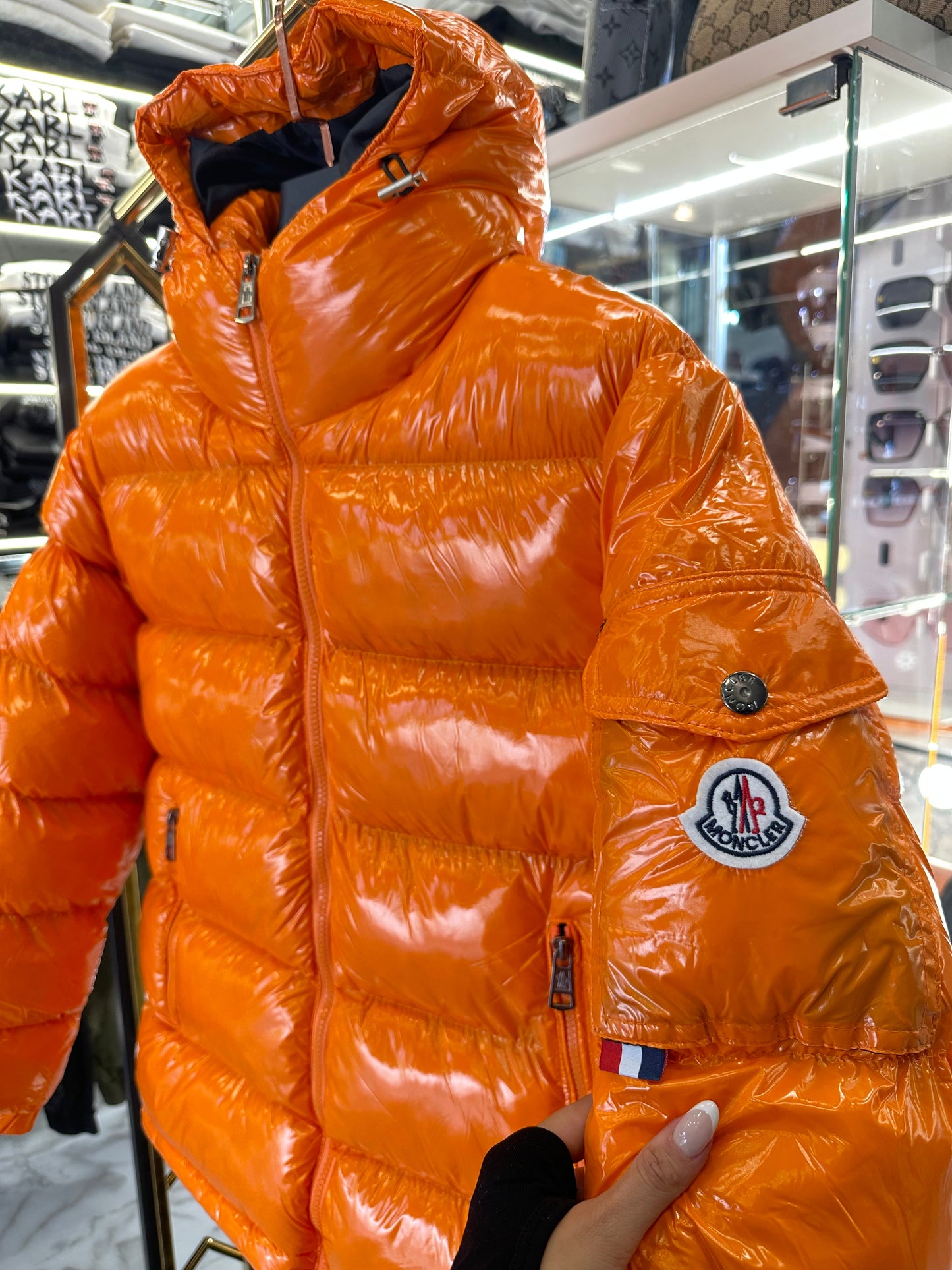 MONCLER MAYA - ΠΟΡΤΟΚΑΛΙ ΓΥΑΛΙΣΤΕΡΟ ΜΠΟΥΦΑΝ